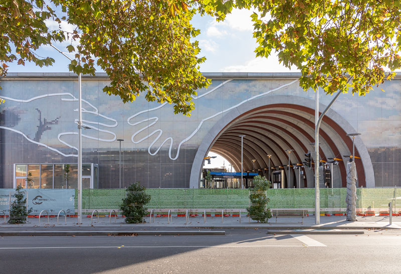 Die Arden Station in Melbourne hat eine beeindruckende Ăkoaktive Fassade